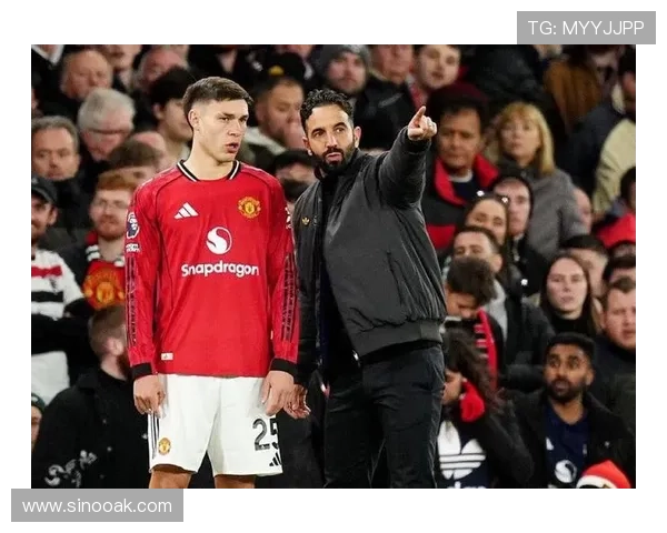 乌加特长传失误直接送底线